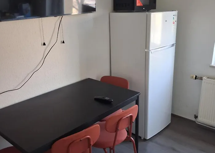Apartamento Crew Quartier All-Inclusive Monteurzimmer 3 Schlafzimmer Mit Kueche Und Bad In Leuna Merseburg